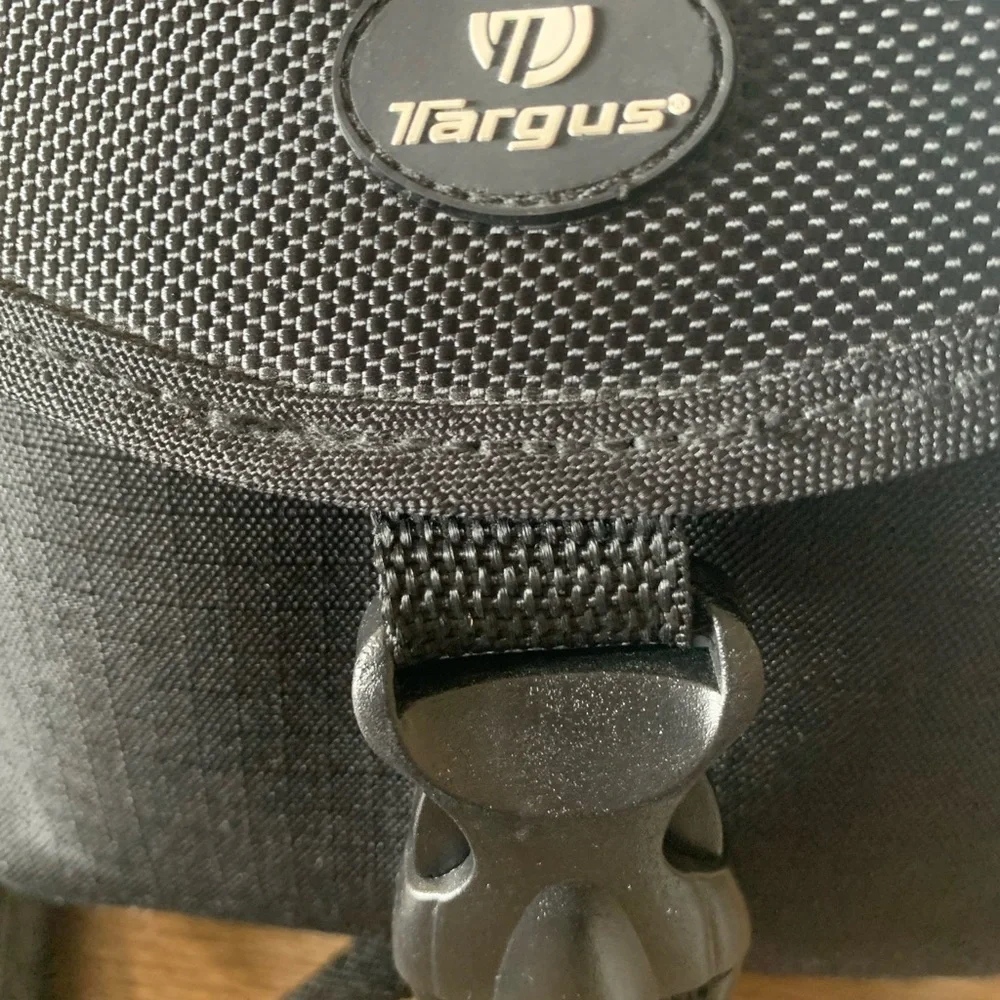 NWOT: Targus Black Camera Bag Organizer With Shoulder Strap and many pockets